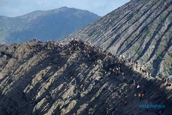 Upacara Yadnya Kasada, Warga Suku Tengger Larung Sesaji ke Kawah Gunung Bromo