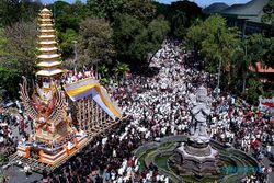 Ribuan Umat Hindu Bali dan Wisatawan Iringi Upacara Pelebon Raja Denpasar IX