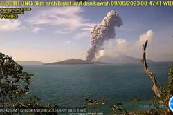 Tak Ada Dentuman, Gunung Anak Krakatau Meletus Semburkan Abu Setinggi 3 KM