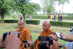 Di Candi Prambanan, Biksu Thudong Ceritakan Beratnya Jalan Kaki dari Thailand