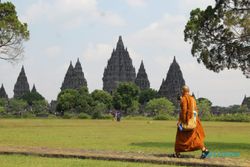 Mampir ke Candi Prambanan Klaten, Biksu Tudhong: Orang Indonesia Baik-Baik
