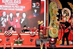 Ganjar Imbangi Jogetan Penari Bali Diiringi Senyuman Megawati
