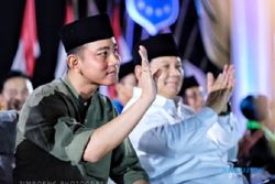 Mengungkap Makna Kedatangan Prabowo ke Solo dan Lambaian Tangan Gibran