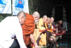 Detik-Detik Waisak, Umat Buddha Jalan Kaki Candi Mendut-Borobudur Magelang