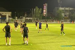 Skuad Jeonbuk Berlatih di Lapangan Kota Barat Solo, Jumat Malam Jajal Manahan