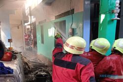 Heroik, Ini Foto Tim Damkar Solo Padamkan Kebakaran di Kedunglumbu Pasar Kliwon