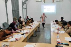 Prodi D3 Bahasa Inggris UNS Latih Staf Museum Keris Menulis Storyline Dwibahasa