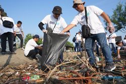Pelindo Group Gelar Bersih Pantai di Semarang, Kumpulkan 1,7 Ton Sampah