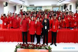 Salam Metal Megawati dan Ratusan Kader Tutup Rakernas III PDIP