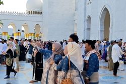 Jemaah Selfie Setelah Salat Id di Masjid Zayed Solo : Vibe-nya Kayak di Arab