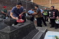 Gibran Tabur Bunga dan Kirim Doa di Makam Eks Wali Kota Solo Pertama