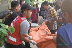 Mayat Tergeletak di Pinggir Jalan Gegerkan Warga Ngrampal Sragen