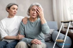 Tak Hanya Sabar, Ini Tips untuk Para Care Giver Hadapi Pasien Alzheimer