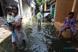 Banjir Rob Genangi Permukiman Padat Penduduk di Kalianak Timur Surabaya