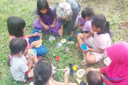 Seru! Anak-anak di Jatirunggo Kabupaten Semarang Berkreasi Melukis di Batu Kali