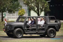 Coba Rantis Maung, Jokowi & Erick Disopiri Prabowo Keliling PT Pindad di Malang