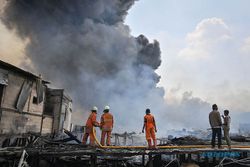 Kebakaran Landa Permukiman Padat Penduduk di Jakarta, Ratusan Rumah Hangus