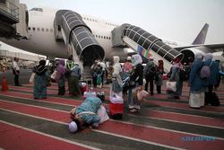 Ratusan Jemaah Haji Kloter 1 Debarkasi Surabaya Tiba di Bandara Juanda