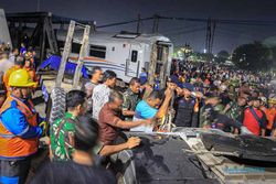 Proses Evakuasi Lokomotif KA Brantas dan Truk Trailer di Semarang