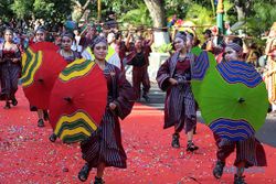 Warna-warni Kreasi Kain Lurik Tampil Elegan di Klaten Lurik Carnival