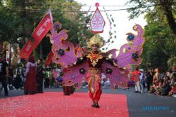 Penuh Warna di Klaten Lurik Carnival, Peserta Menari hingga Tampilkan Teatrikal