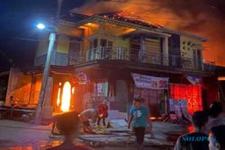 Diduga Korsleting, Toko Bangunan Berlantai 2 di Tanon Sragen Ludes Terbakar