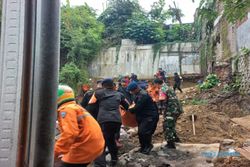 Dramatis! Evakuasi Pekerja Bangunan Tertimbun Longsor di Ngaliyan Semarang