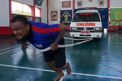 Seru! Belasan Warga Binaan Adu Kekuatan Tarik Ambulans di LP Batang