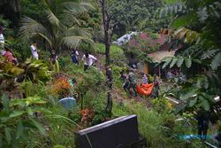 Tanah Makam di Padang Longsor, Belasan Mayat Terseret Keluar dari Liang Lahat