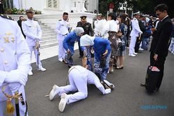 Momen Haru, Perwira TNI Polri Cium Kaki Ibunya Usai Dilantik Jokowi