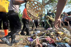 Aksi Peduli Lingkungan, Personel Polres Klaten Bersihkan Sampah di TPS Merbung