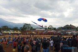 Bikin Kagum, Ini Aksi Tim Terjun Payung Denjaka TNI AL di Langit Salatiga