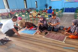 35 Penyandang Disabilitas di Kedungampel Cawas Klaten Belajar Bikin Keset