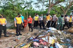 Mulia! Puluhan Personel Polres Klaten Bersihkan Tumpukan Sampah di TPS Merbung