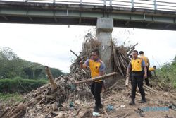 Peduli Lingkungan, Polres Sukoharjo Bersihkan Sampah di Sungai hingga Pasar