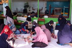 SDIT Nur Hidayah Solo Bagikan 548 Paket Daging Kurban ke Warga