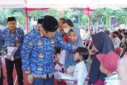 Bupati Karanganyar Bagi-bagi Seragam Gratis kepada 9.950 Siswa Baru