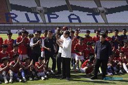 Kunjungi Stadion Si Jalak Harupat Bandung, Jokowi Tinjau Seleksi Timnas U-17