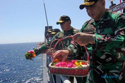 Panglima TNI Tabur Bunga di Laut Jawa Mengenang Jalasena KRI Nanggala-402