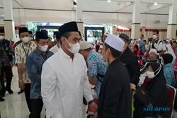 Tiba di Embarkasi Solo, 358 Jemaah Haji Kloter Pertama Disambut Wagub Jateng