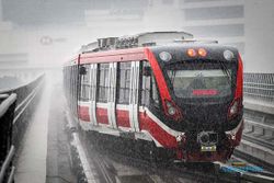 Uji Coba Rangkaian Kereta LRT Jabodetabek Jelang Pengoperasian Terbatas