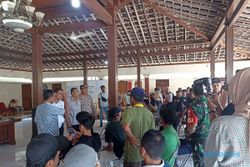 Demo Balai Desa, Warga Godog Polokarto Tuntut Kadesnya Mundur