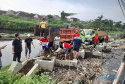 Respons Cepat, Pemkot Semarang Bersihkan Timbunan Sampah di Sungai