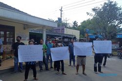 Klarifikasi Penggunaan Dana Desa, Warga Godog Polokarto Demo Balai Desa