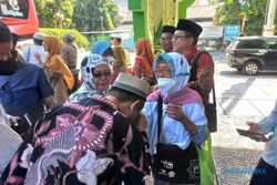 Tangis Haru Sambut Kepulangan Jemaah Haji Kuota Tambahan saat Tiba di Klaten