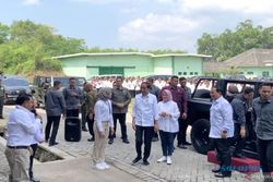 Kelilingi Pindad di Malang, Jokowi & Erick Naik Mobil Maung Disopiri Prabowo