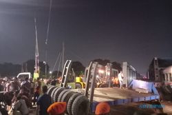 2 Alat Berat Diturunkan untuk Evakuasi Bangkai Kereta & Truk di Semarang