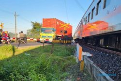 Mirip Insiden di Semarang, KA Logawa Nyaris Tabrak Truk Kontainer di Jember