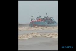 Diterjang Ombak Besar, Kapal Ikan Berisi 12 ABK Terdampar di Tulungagung
