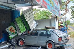 2 Mobil Bersenggolan di Pedan Klaten, Gerobak Jualan Es Teh Hancur Tertabrak